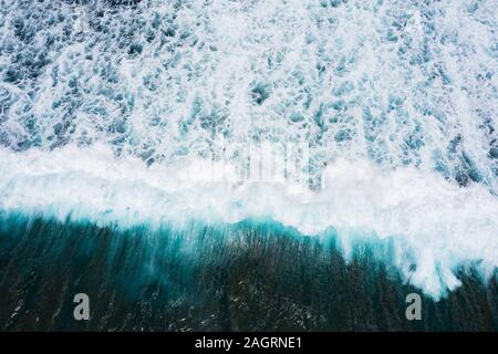 Vista da sopra, splendida vista aerea di alcune onde dell'oceano che forma una consistenza naturale. Oceano Indiano, a sud di Bali, Indonesia. Foto Stock