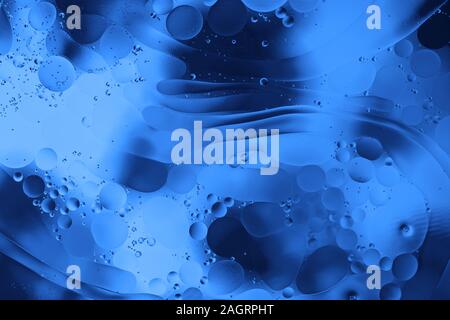 Blu classico sfondo. Colore dell'anno 2020. Bolle di olio in acqua. Foto Stock