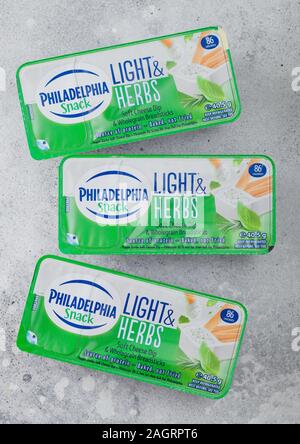 LONDON, Regno Unito - 20 dicembre 2019: Philadelphia snack con formaggio morbido e dip intero bastoncini impanati su sfondo chiaro. Foto Stock