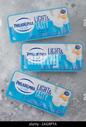 LONDON, Regno Unito - 20 dicembre 2019: Philadelphia snack con formaggio morbido tuffo e grissini sul tavolo luminoso dello sfondo. Foto Stock