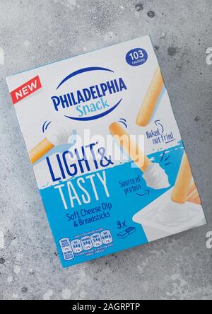 LONDON, Regno Unito - 20 dicembre 2019: casella di Philadelphia snack con formaggio morbido tuffo e grissini sul tavolo luminoso dello sfondo. Foto Stock