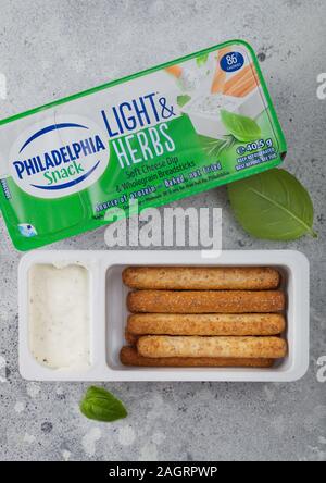 LONDON, Regno Unito - 20 dicembre 2019: Philadelphia snack con formaggio morbido e dip intero bastoncini impanati su sfondo chiaro. Foto Stock