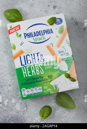 LONDON, Regno Unito - 20 dicembre 2019: casella di Philadelphia snack con formaggio morbido e dip intero bastoncini impanati su sfondo chiaro. Foto Stock