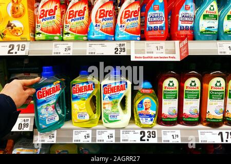 Cucina detersivi e detergenti sanitairy in un negozio Foto Stock