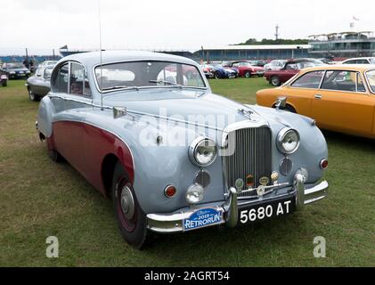 Tre quarti di vista frontale di un 1961, Grigio, Jaguar Mk IX sul display in automobile club, zona del 2019 Silverstone Classic Foto Stock