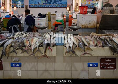 Pesce fresco al mercato locale Foto Stock