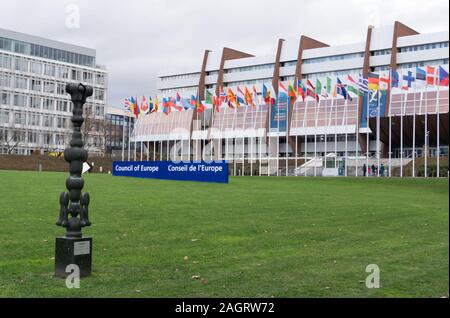 Strasburgo, Bas-Rhin / Francia - 14. Dicembre, 2019: vista del Consiglio d Europa a Strasburgo con le bandiere delle nazioni membro Foto Stock