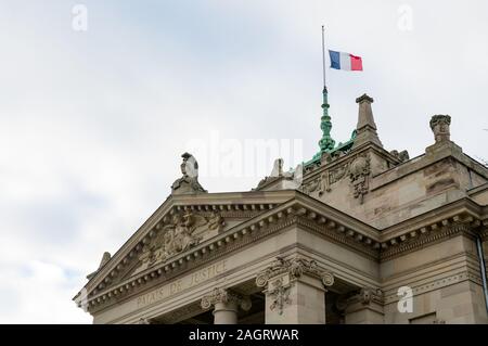 Strasburgo, Bas-Rhin / Francia - 14. Dicembre, 2019: Vista ravvicinata della storica neo-greco Palais de Justice edificio di Strasburgo Foto Stock