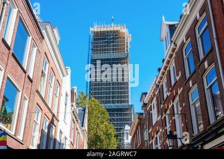 Torre di Dom del St Martins cattedrale in una giornata di sole visto dal Zadelstraat sella (Street), completamente circondato da un ponteggio a causa renovat Foto Stock