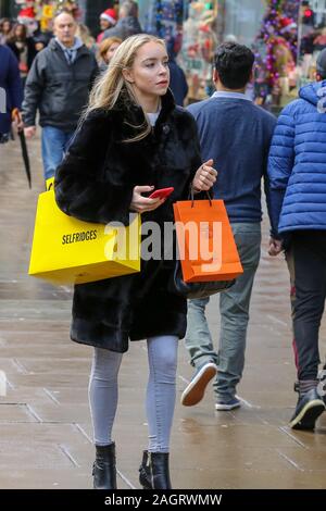 Oxford Street. Londra, Regno Unito. Xxi Dec, 2019. Last minute Christmas Shopper prendere vantaggio di pre-natale occasioni sulla London Oxford Street. I dettaglianti sono in attesa di un rush di acquirenti in piombo-fino a Natale. Credito: Dinendra Haria/Alamy Live News Foto Stock