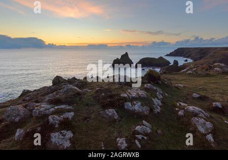 Sunset over Kynance Cove su la lucertola Costa della Cornovaglia Foto Stock