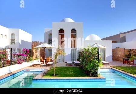 Moderna villa con piscina. Casa di lusso. Foto Stock