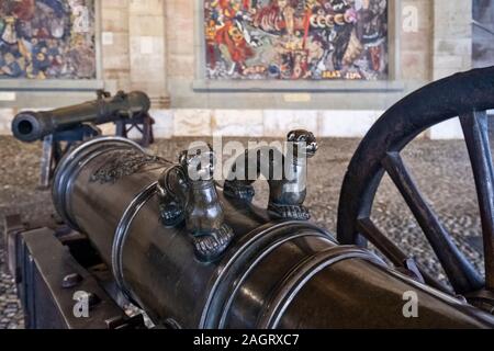 Vecchio Arsenale cannon nella città vecchia di Ginevra, Svizzera Foto Stock