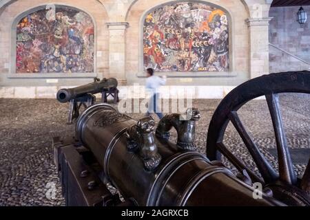 Vecchio Arsenale cannon nella città vecchia di Ginevra, Svizzera Foto Stock