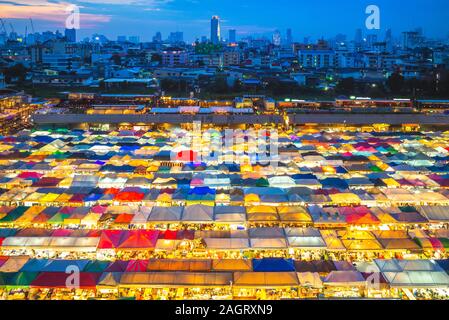 Treno Notte Ratchada di mercato a Bangkok, in Thailandia Foto Stock