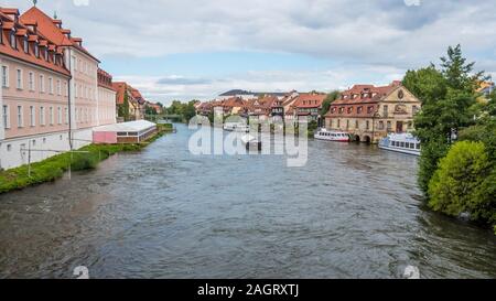 Bamberg 2019. Barca ormeggiata nei pressi della piccola Venezia, Klein Venedig, sul fiume Regnitz. Le barche sono utilizzate per i turisti' gite sul fiume. Agosto 2019 in Bamberg Foto Stock