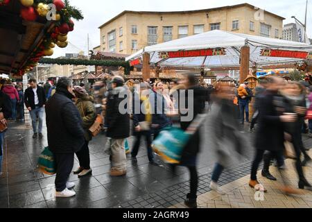 Gli amanti dello shopping in Bristol Broadmead Shopping trimestre dell'ultimo sabato prima di Natale. Foto Stock