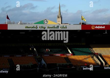 Norwich, Regno Unito. Xxi Dec, 2019. English Premier League Football, Norwich rispetto a Wolverhampton Wanderers; Carrow Road è dominato da Norwich Cathedral - rigorosamente solo uso editoriale. Nessun uso non autorizzato di audio, video, dati, calendari, club/campionato loghi o 'live' servizi. Online in corrispondenza uso limitato a 120 immagini, nessun video emulazione. Nessun uso in scommesse, giochi o un singolo giocatore/club/league pubblicazioni Credit: Azione Plus immagini di sport/Alamy Live News Foto Stock