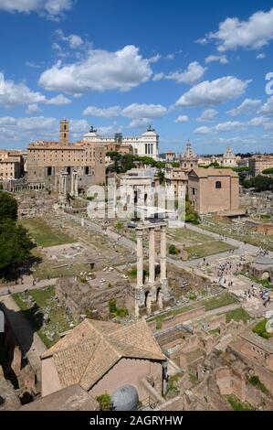 Roma. L'Italia. Vista del Foro Romano (Forum Romanum/Foro Romano) dal Colle Palatino guardando verso il colle Capitolino. In primo piano sono il progetto REMA Foto Stock