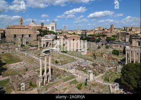 Roma. L'Italia. Vista del Foro Romano (Forum Romanum/Foro Romano) dal Colle Palatino guardando verso il colle Capitolino. In primo piano sono il progetto REMA Foto Stock