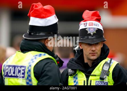 Gli ufficiali di polizia indossando cappelli di Babbo Natale in anticipo di durante il match di Premier League alla vitalità Stadium, Bournemouth. Foto Stock