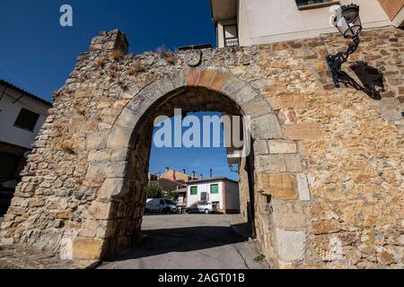 Arco de entrada a las antiguas murallas, San Leonardo de Yagüe, Soria, Comunidad Autónoma de Castilla, Spagna, Europa. Foto Stock