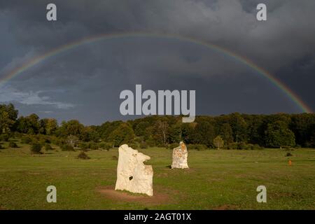 Arcoiris sobre el Dolmen, Megalítico Parque de Legaire, Campas de Legaire , la provincia di Álava, Pais Vasco, Spagna. Foto Stock