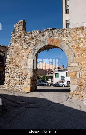 Arco de entrada a las antiguas murallas, San Leonardo de Yagüe, Soria, Comunidad Autónoma de Castilla, Spagna, Europa. Foto Stock