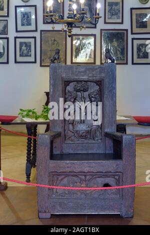 Tristán e e Isotta jugando al ajedrez espiados por el Rey Marco, Cadira d¨Alfàbia, siglo XV, - la cadira del rei moro -, Alfabia, Bunyola, Maiorca, isole Baleari, Spagna. Foto Stock