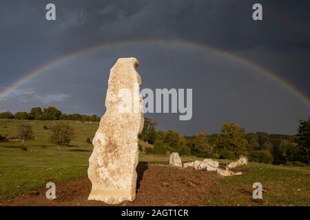 Arcoiris sobre el Dolmen, Megalítico Parque de Legaire, Campas de Legaire , la provincia di Álava, Pais Vasco, Spagna. Foto Stock