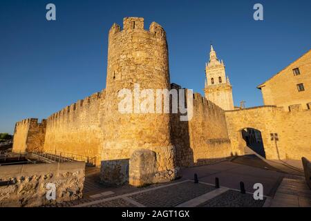 Murallas medievales, Puerta de San Miguel, El Burgo de Osma, Soria, Comunidad Autónoma de Castilla y León, Spagna, Europa. Foto Stock