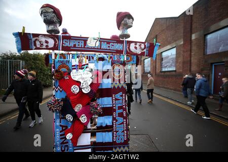 Aston Villa sciarpe in vendita prima della Premier League a Villa Park, Birmingham. Foto Stock