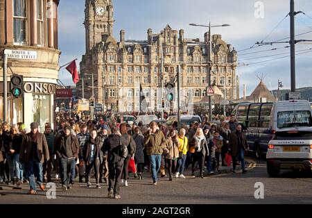Edimburgo, Scozia, Regno Unito. Il 21 dicembre 2019, Super Sabato su Princes Street nella capitale scozzese, migliaia di persone colpite i marciapiedi e strade ma non un sacco di borse per lo shopping visibili per questo ultimo fine settimana prima di Natale. Sebbene i rivenditori hanno lanciato una quantità senza precedenti di pre-vendite di Natale in un finale di offerta per gli acquirenti di denaro. Credito: Arch bianco/Alamy Live News Foto Stock