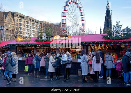 Edimburgo, Scozia, Regno Unito. Il 21 dicembre 2019, Super Sabato su Princes Street nella capitale scozzese, alcune forme di esecuzione preferite le più tranquille Mercatino di Natale mentre migliaia di persone colpite i marciapiedi e strade ma non un sacco di borse per lo shopping visibili per questo ultimo fine settimana prima di Natale. Sebbene i rivenditori hanno lanciato una quantità senza precedenti di pre-vendite di Natale in un finale di offerta per gli acquirenti di denaro. Credito: Arch bianco/Alamy Live News Foto Stock