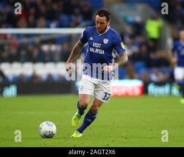 Il 21 dicembre 2019; Cardiff City Stadium di Cardiff, GLAMORGAN, GALLES; Campionato inglese di calcio, Cardiff City versus Preston North End; Lee Tomlin di Cardiff City si muove in avanti con la palla -rigorosamente solo uso editoriale. Nessun uso non autorizzato di audio, video, dati, calendari, club/campionato loghi o 'live' servizi. Online in corrispondenza uso limitato a 120 immagini, nessun video emulazione. Nessun uso in scommesse, giochi o un singolo giocatore/club/league pubblicazioni Foto Stock