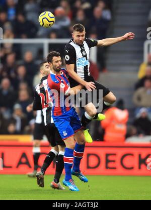 Newcastle United Paul Dummett (a destra) e il Palazzo di Cristallo di Luka Milivojevic battaglia per la palla durante il match di Premier League a St James Park, Newcastle. Foto Stock