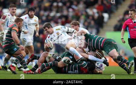 Exeter Chiefs Ian Whitten è affrontato da Leicester Tigers Dan Cole durante la Premiership Gallagher corrispondono a Welford Road, Leicester. Foto Stock