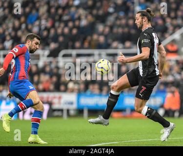 NEWCASTLE UPON TYNE, Inghilterra - Dicembre 21st Andy Carroll (7) di Newcastle United controlla la palla sotto pressione da James McArthur (18) di Cristallo Palace durante il match di Premier League fra Newcastle United e Crystal Palace a St James Park, Newcastle sabato 21 dicembre 2019. (Credit: Iam masterizzare | MI News) La fotografia può essere utilizzata solo per il giornale e/o rivista scopi editoriali, è richiesta una licenza per uso commerciale Credito: MI News & Sport /Alamy Live News Foto Stock