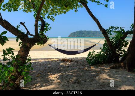 Amaca e spiaggia di Koh Payam isola, Thailandia Foto Stock