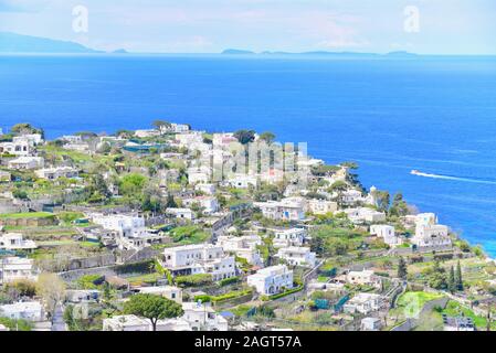 Vista aerea di villaggi sull' isola di Capri Foto Stock