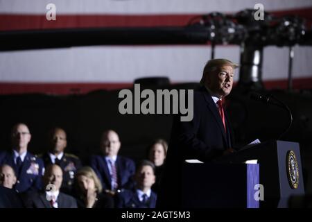 Suitland, Maryland, Stati Uniti d'America. Xx Dec, 2019. Il Presidente degli Stati Uniti, Trump rende note e segni S.1790, la difesa nazionale atto di autorizzazione per l'anno fiscale 2020 a base comune Andrews in Suitland, Maryland il Venerdì, Dicembre 20, 2019 Credit: Yuri Gripas/CNP/ZUMA filo/Alamy Live News Foto Stock