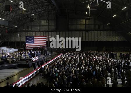 Suitland, Maryland, Stati Uniti d'America. Xx Dec, 2019. Il Presidente degli Stati Uniti, Trump rende note e segni S.1790, la difesa nazionale atto di autorizzazione per l'anno fiscale 2020 a base comune Andrews in Suitland, Maryland il Venerdì, Dicembre 20, 2019 Credit: Yuri Gripas/CNP/ZUMA filo/Alamy Live News Foto Stock