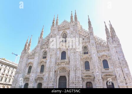 Facciata del Duomo di Milano di sera Foto Stock