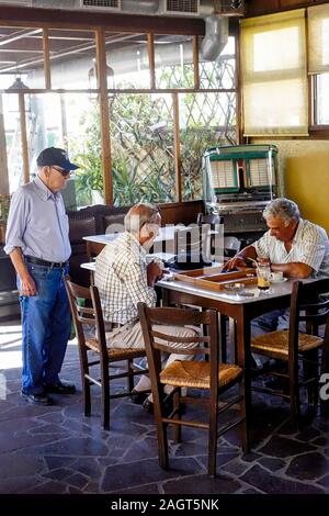 Interno che mostra gli anziani a giocare a Tavli Kafeneio Ermis. La più antica di MITILENE, LESBO, la Grecia e il JukeBox opere. Foto Stock