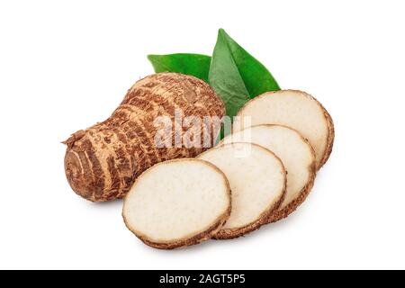 Taro fresh root affettata con foglie isolati su sfondo bianco. Foto Stock