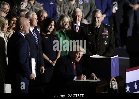 Suitland, Maryland, Stati Uniti d'America. Xx Dec, 2019. Il Presidente degli Stati Uniti, Trump segni S.1790, la difesa nazionale atto di autorizzazione per l'anno fiscale 2020 a base comune Andrews in Suitland, Maryland il Venerdì, Dicembre 20, 2019 Credit: Yuri Gripas/CNP/ZUMA filo/Alamy Live News Foto Stock