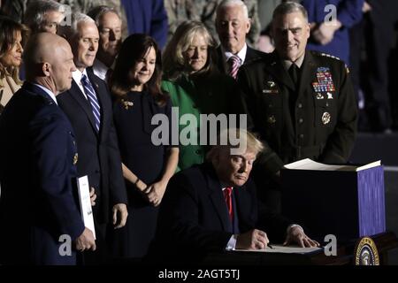 Suitland, Maryland, Stati Uniti d'America. Xx Dec, 2019. Il Presidente degli Stati Uniti, Trump segni S.1790, la difesa nazionale atto di autorizzazione per l'anno fiscale 2020 a base comune Andrews in Suitland, Maryland il Venerdì, Dicembre 20, 2019 Credit: Yuri Gripas/CNP/ZUMA filo/Alamy Live News Foto Stock