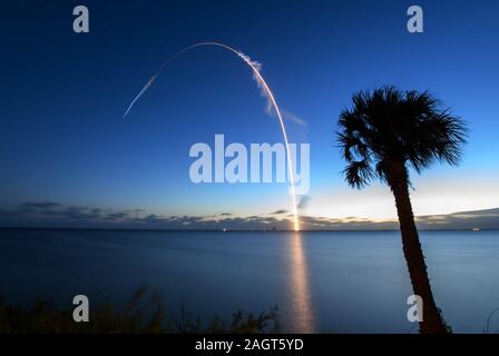 Boeing CST-100 Starliner spaziali, su di una ULA Atlas V rocket, solleva per un orbitale uncrewed prova di volo, Cape Canaveral, in Florida, 20 Dicembre 2019 Foto Stock