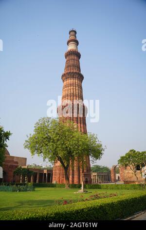 Il Qutb Minar, anche ortografato come Qutub Minar o Qutub Minar, è un minareto che fa parte del complesso di Qutb, Foto Stock