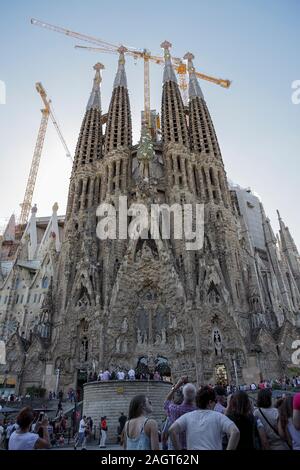 I turisti al di fuori del Gaudi ha ispirato la Sagrada Familia a Barcellona. Foto Stock